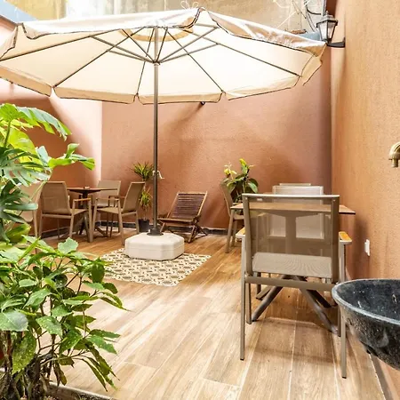 Studio With Balcony Backyard 6 Min To Bull Statue *